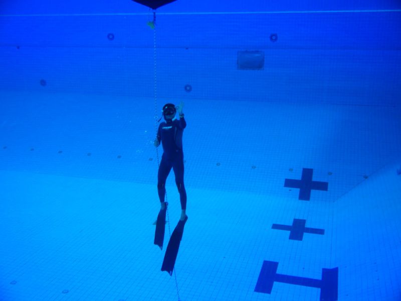 ครูสาธิตการดำโดยสาวเชือกลง Free Immersion