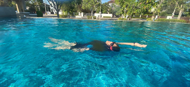 เด็กเรียนว่ายน้ำ back glide